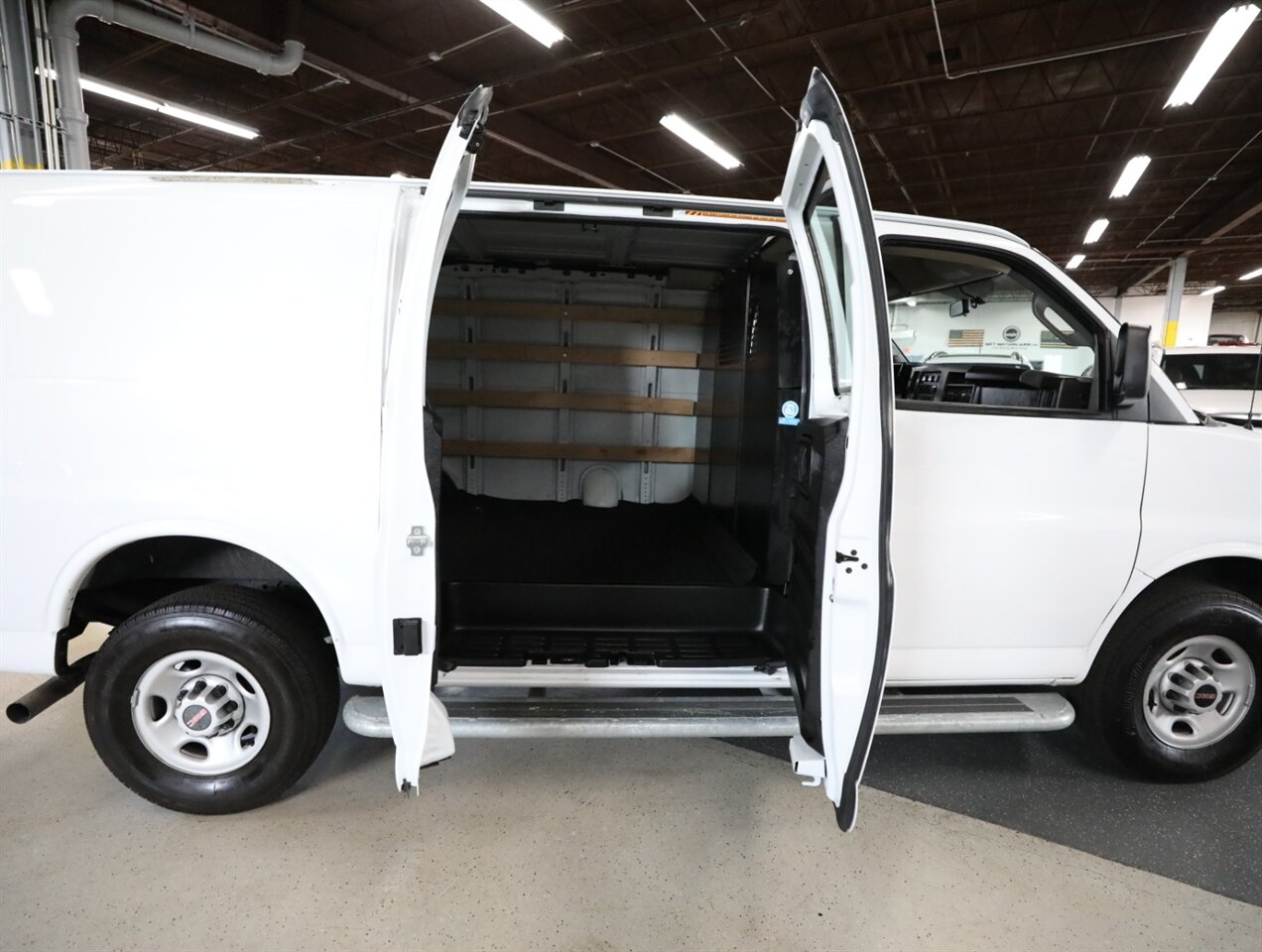 2024 GMC Savana 2500 Cargo Van - Photo 18 - Addison, IL 60101