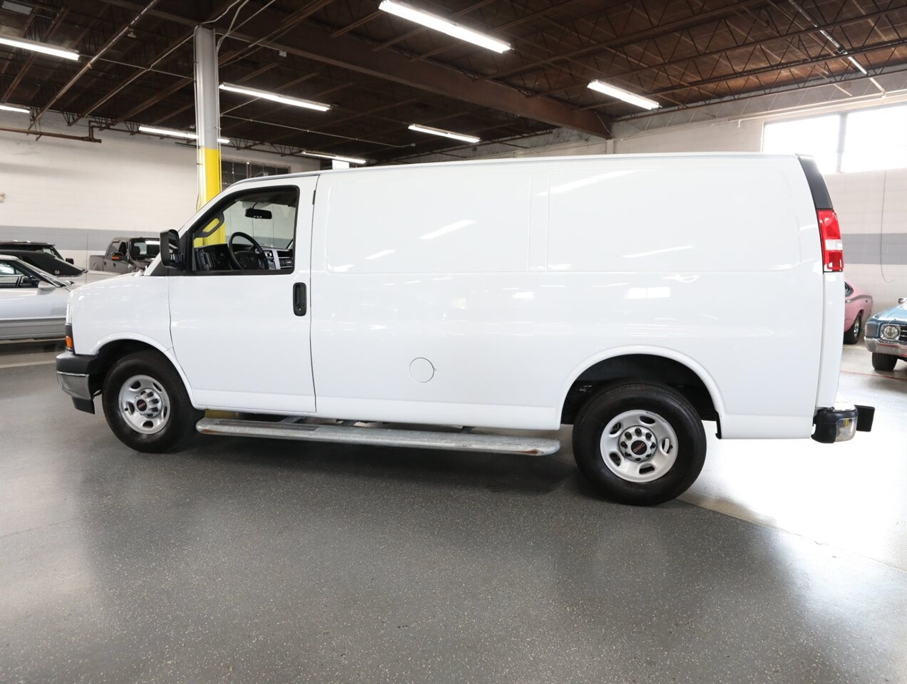 2024 GMC Savana 2500 Cargo Van - Photo 13 - Addison, IL 60101