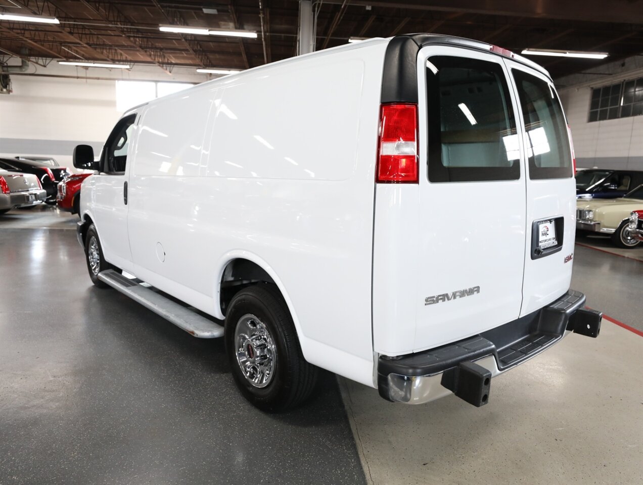 2024 GMC Savana 2500 Cargo Van - Photo 11 - Addison, IL 60101