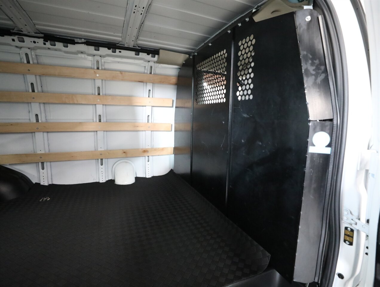 2024 GMC Savana 2500 Cargo Van - Photo 19 - Addison, IL 60101