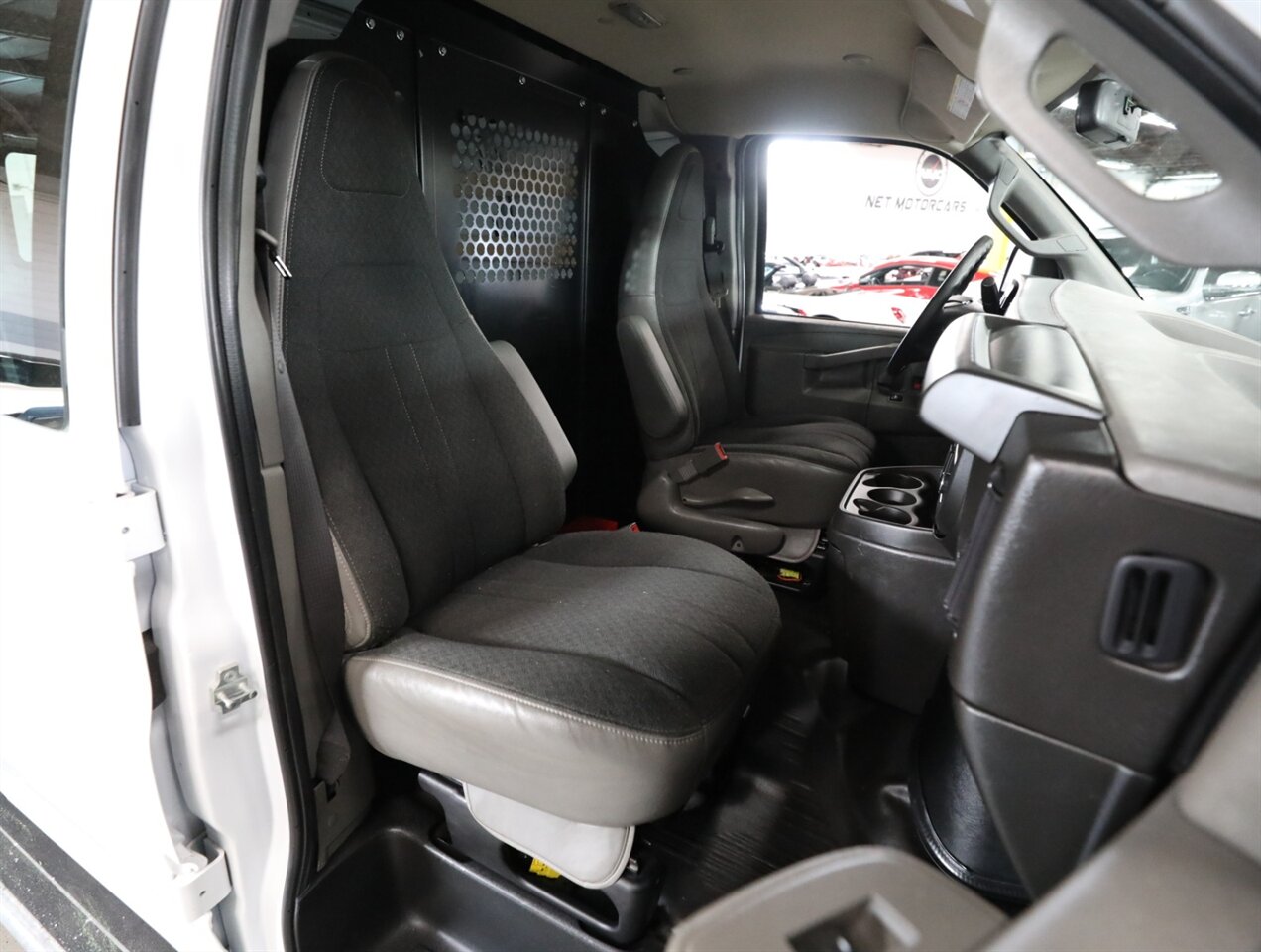 2024 GMC Savana 2500 Cargo Van - Photo 17 - Addison, IL 60101
