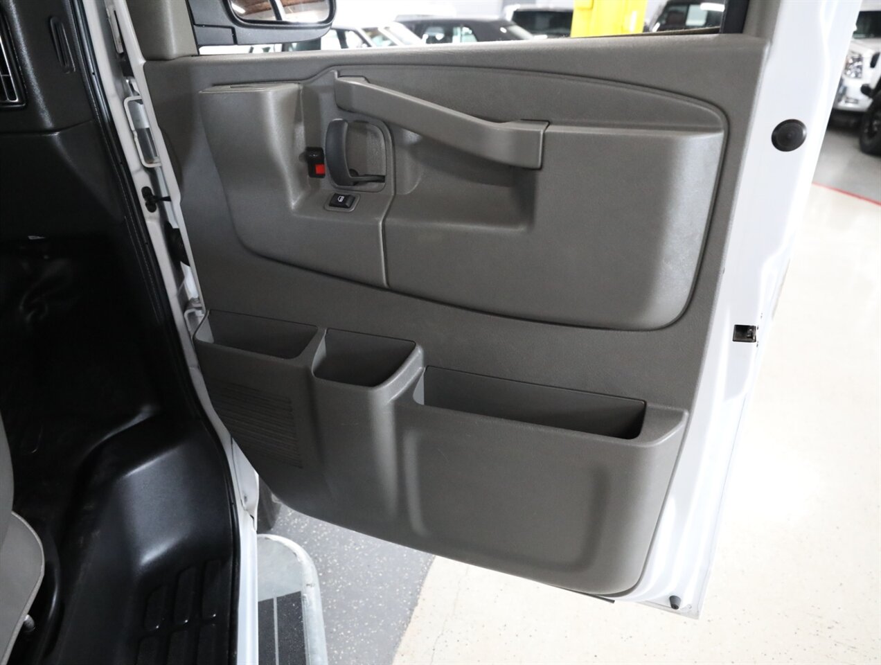 2024 GMC Savana 2500 Cargo Van - Photo 15 - Addison, IL 60101