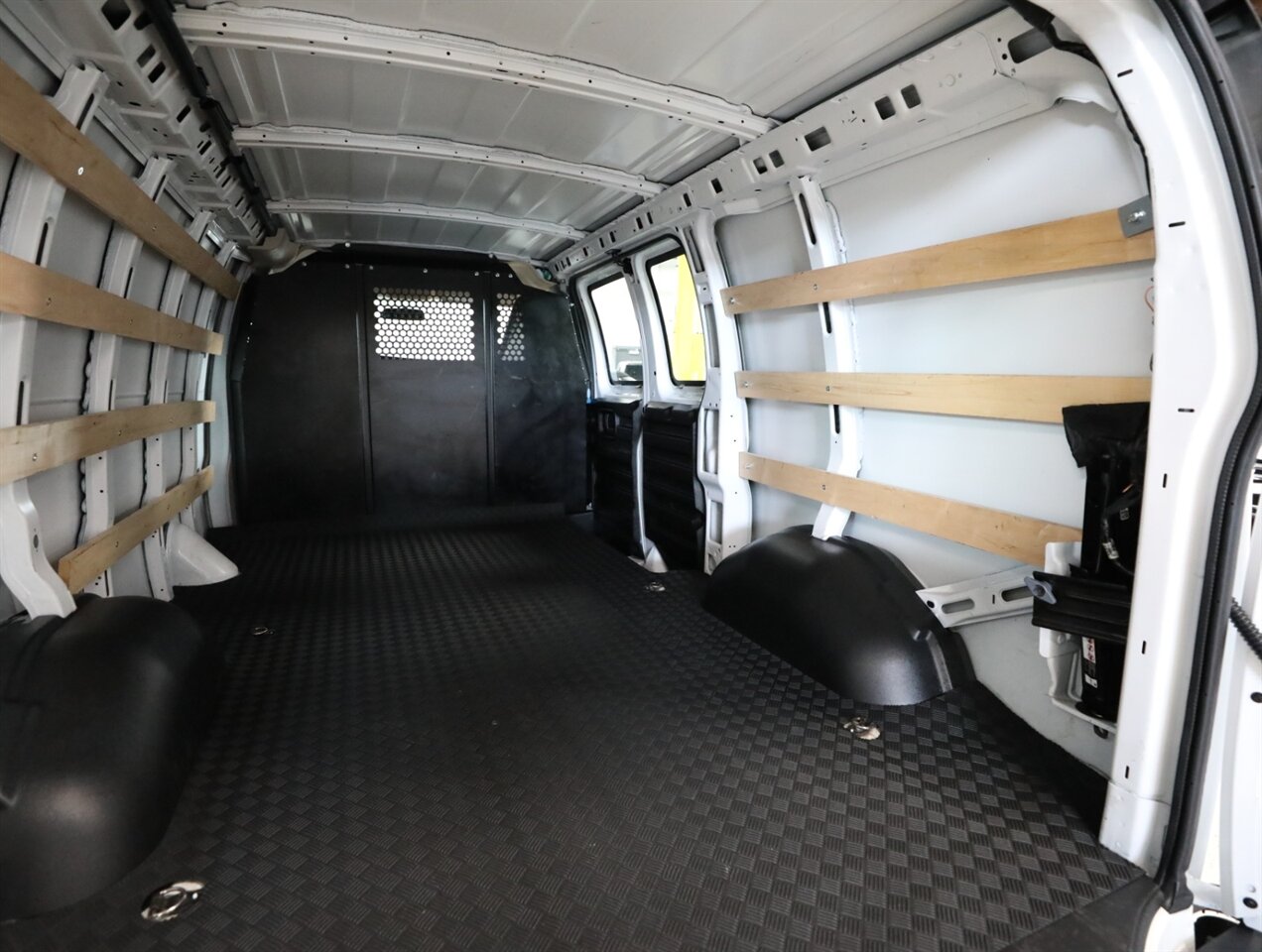 2024 GMC Savana 2500 Cargo Van - Photo 23 - Addison, IL 60101