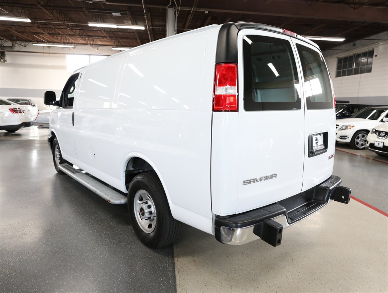 2024 GMC Savana 2500 Cargo Van - Photo 11 - Addison, IL 60101