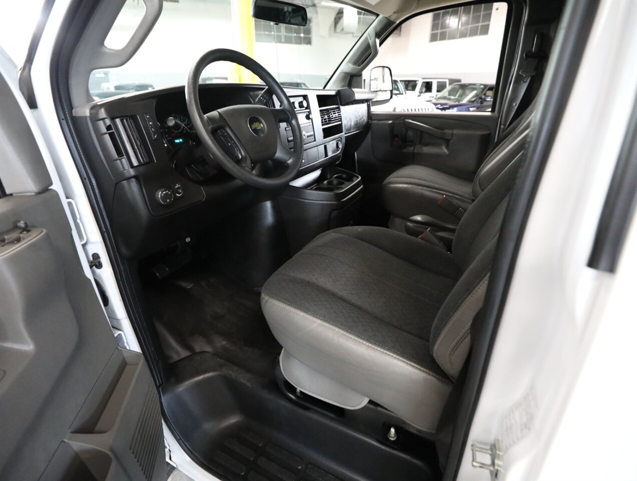 2024 GMC Savana 2500 Cargo Van - Photo 25 - Addison, IL 60101