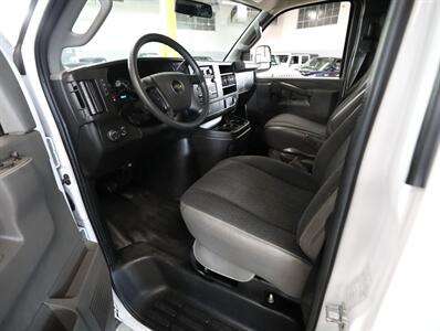 2024 GMC Savana 2500 Cargo Van - Photo 25 - Addison, IL 60101