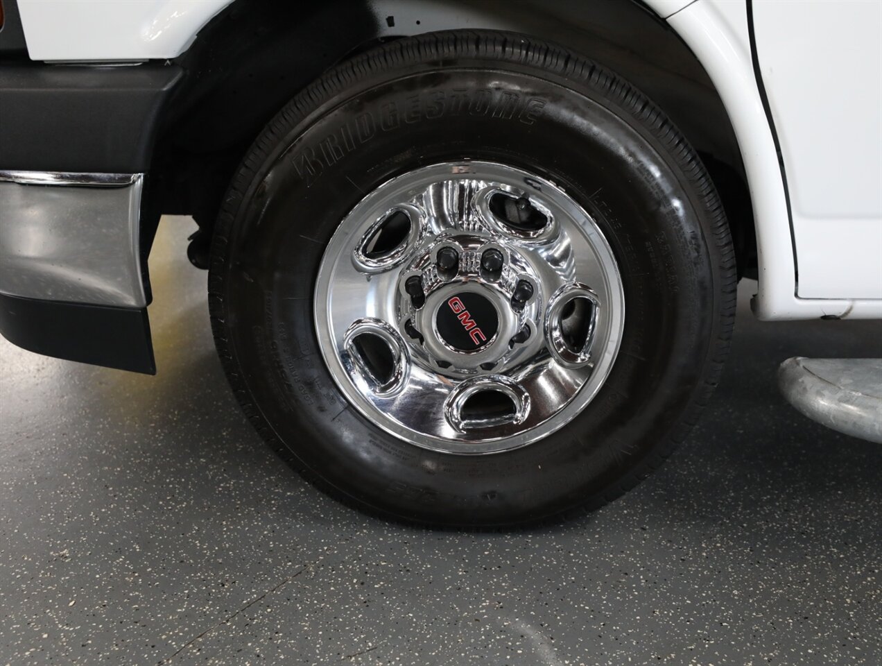 2024 GMC Savana 2500 Cargo Van - Photo 32 - Addison, IL 60101