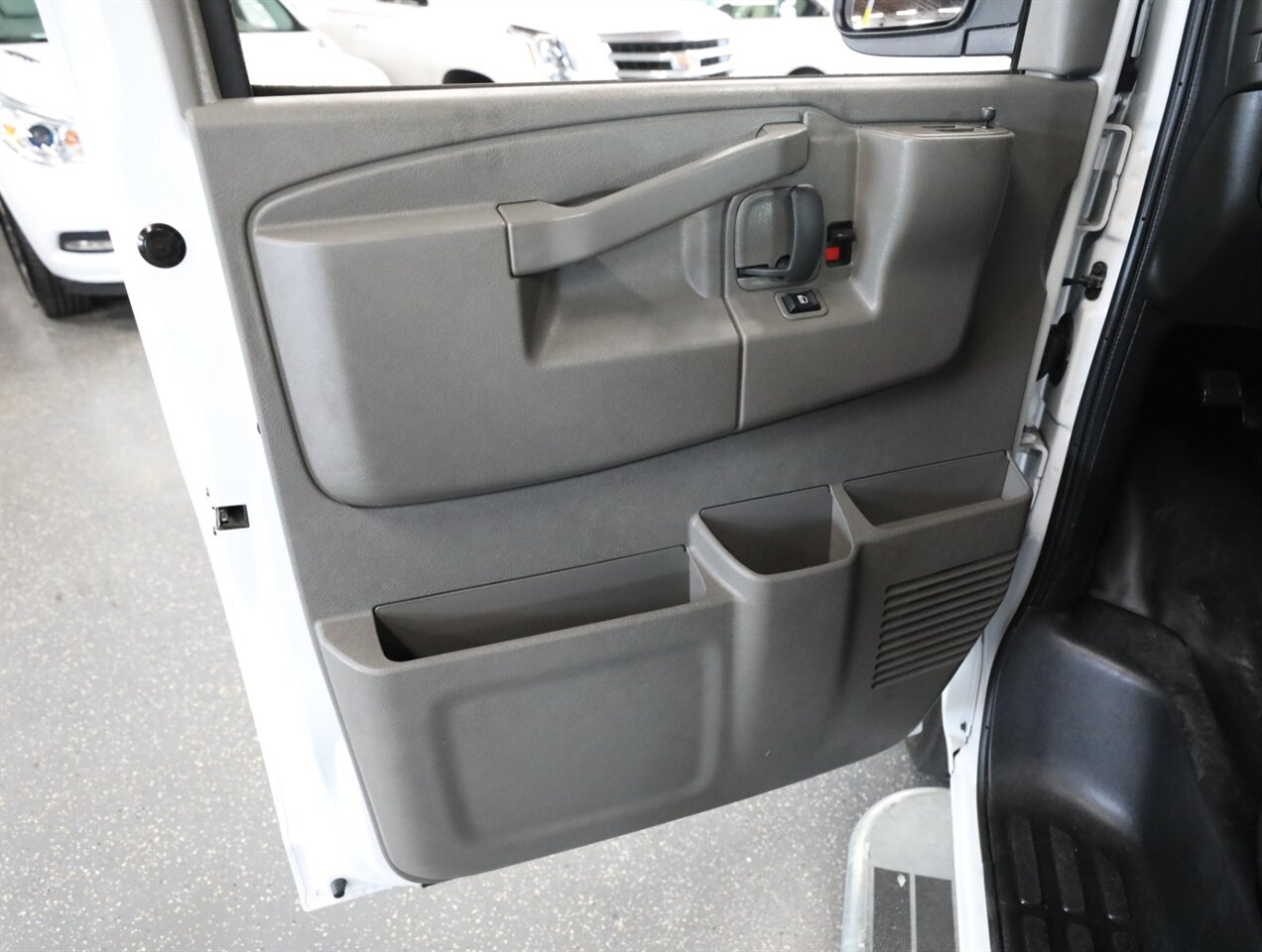 2024 GMC Savana 2500 Cargo Van - Photo 24 - Addison, IL 60101