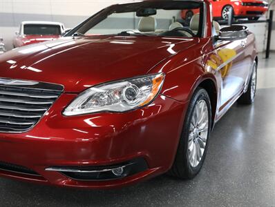 2013 Chrysler 200 Limited - Photo 5 - Addison, IL 60101