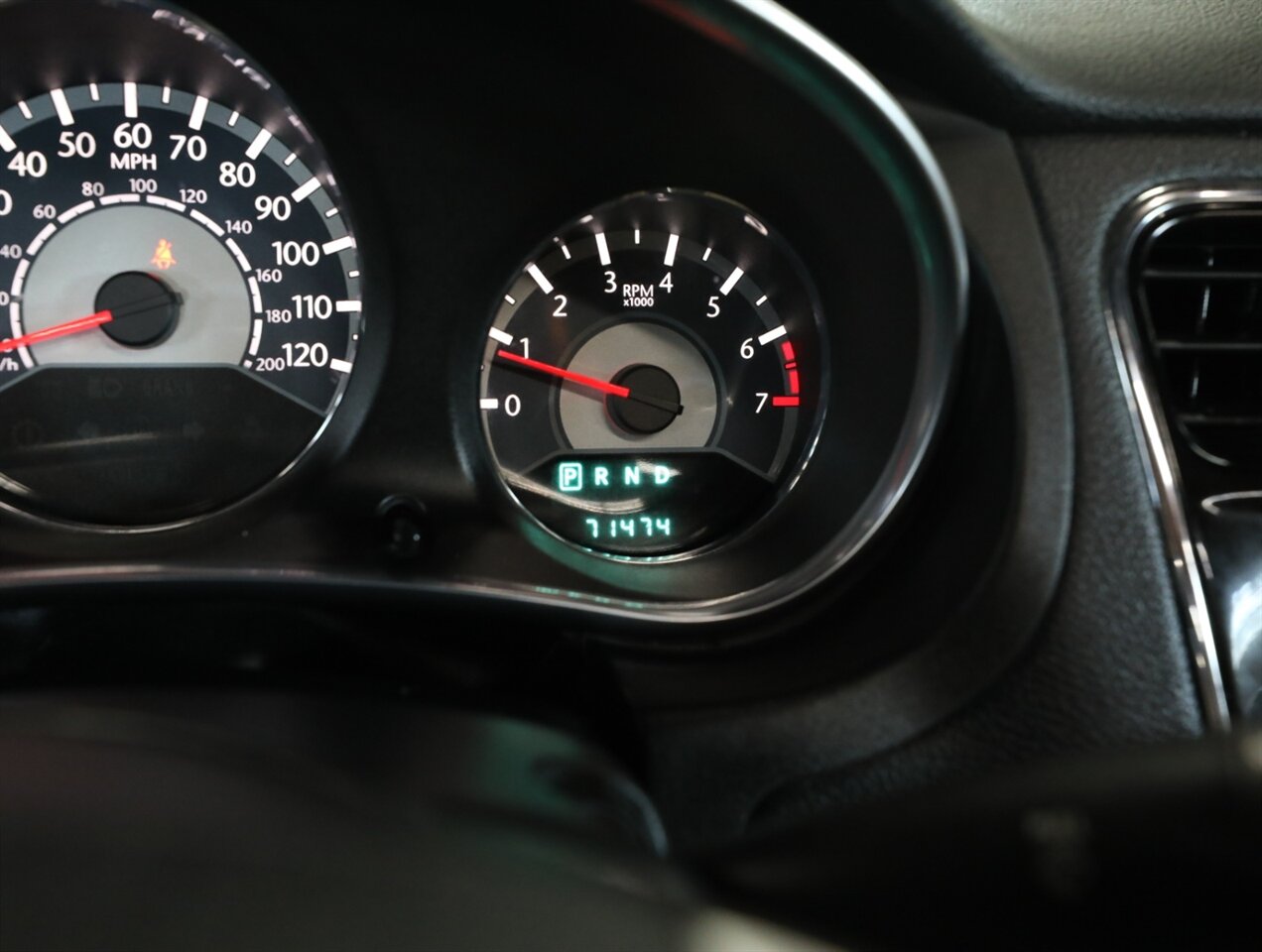 2013 Chrysler 200 Limited - Photo 33 - Addison, IL 60101