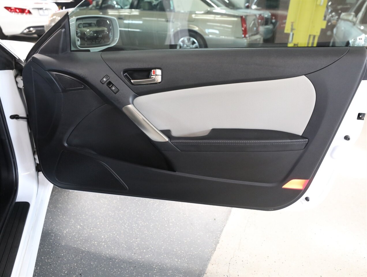 2015 Hyundai Genesis Coupe 3.8 - Photo 17 - Addison, IL 60101