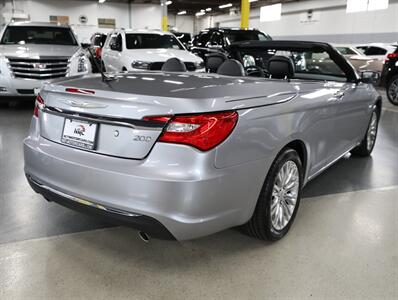 2013 Chrysler 200 Limited - Photo 9 - Addison, IL 60101