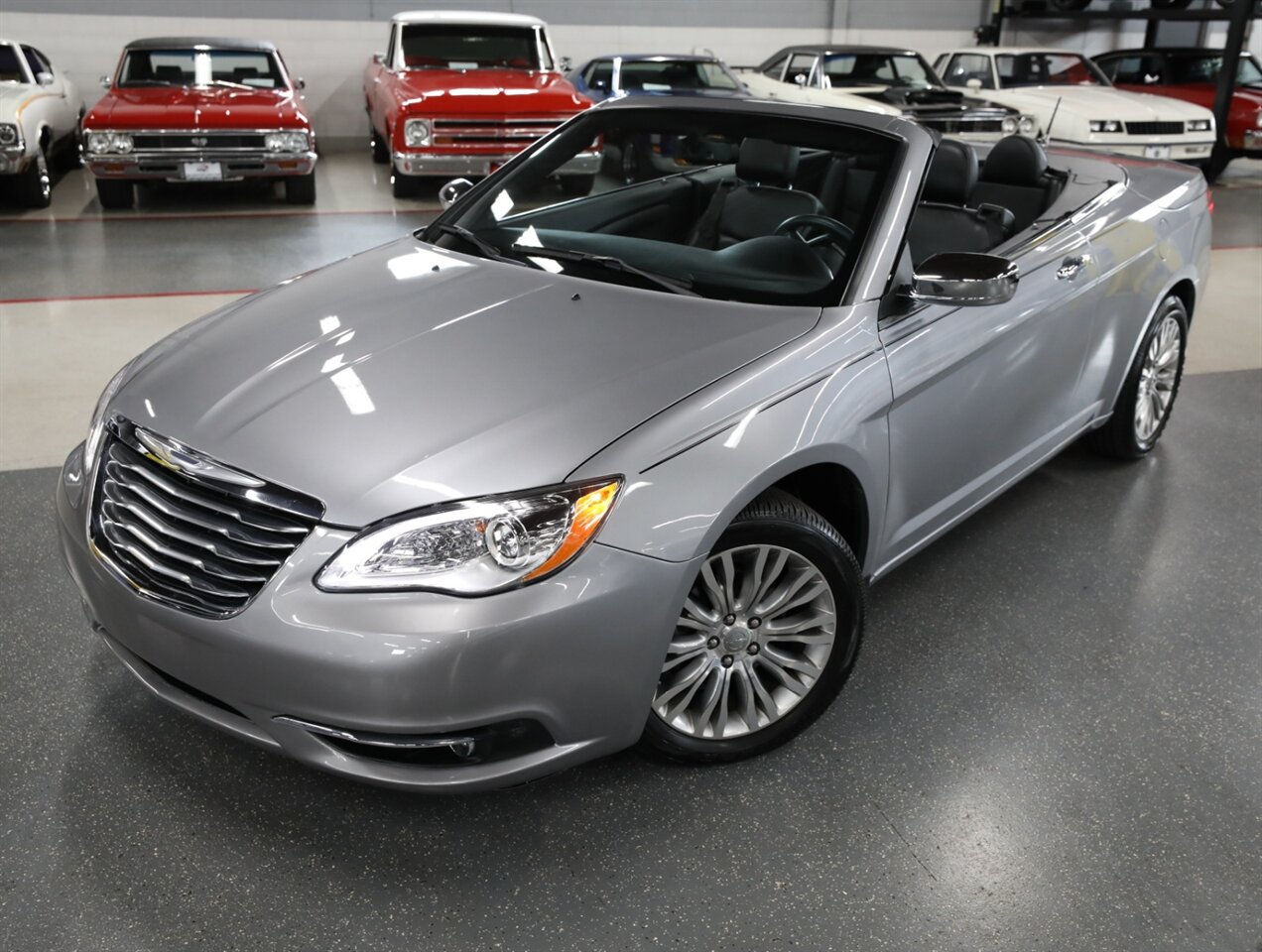 2013 Chrysler 200 Limited - Photo 2 - Addison, IL 60101