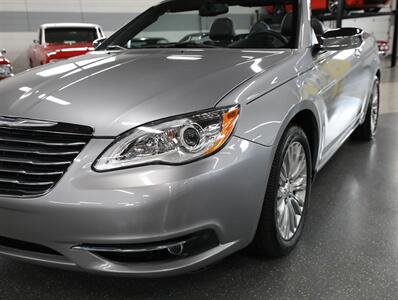2013 Chrysler 200 Limited - Photo 5 - Addison, IL 60101