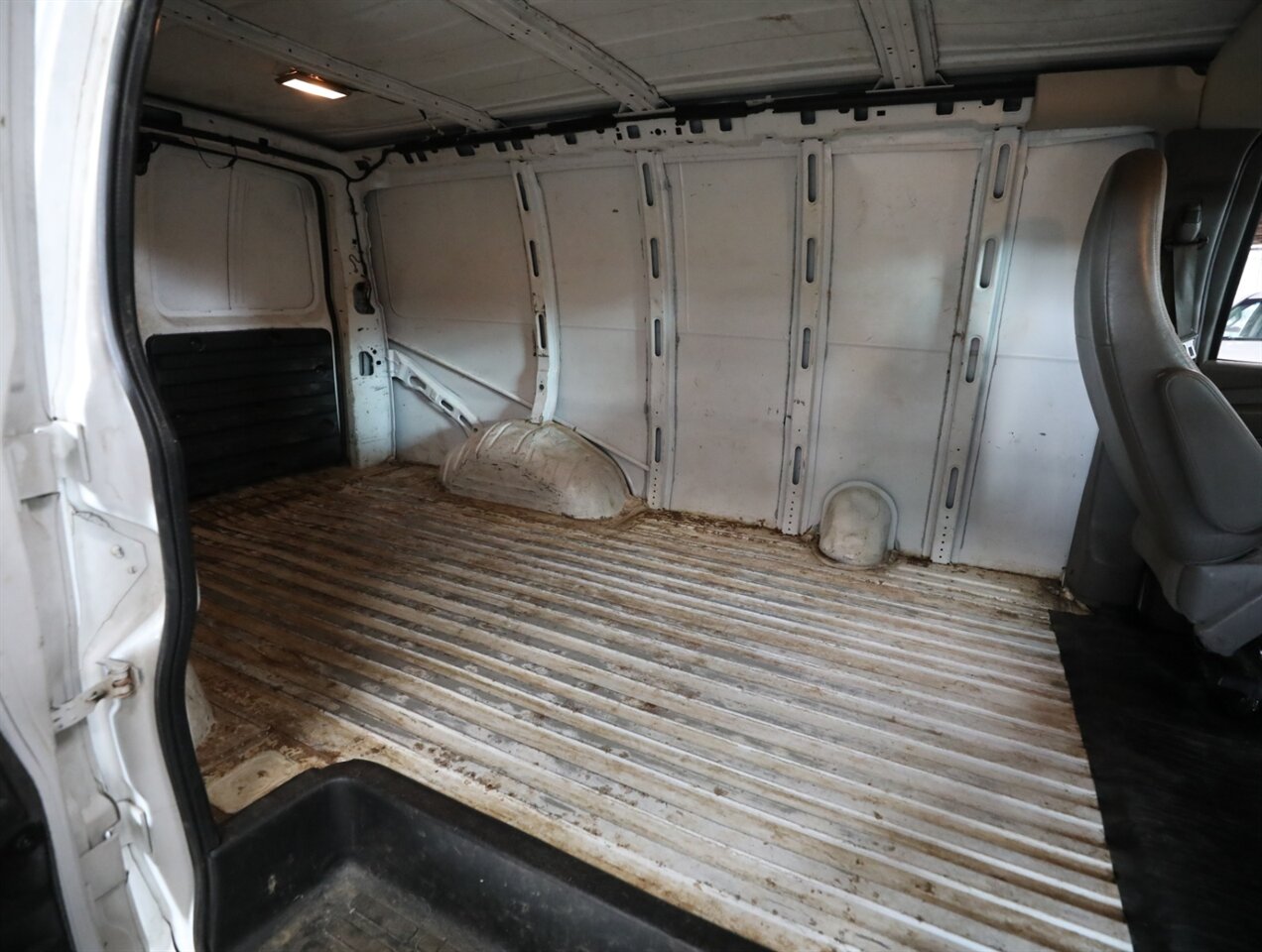2014 GMC Savana 2500 - Photo 19 - Addison, IL 60101