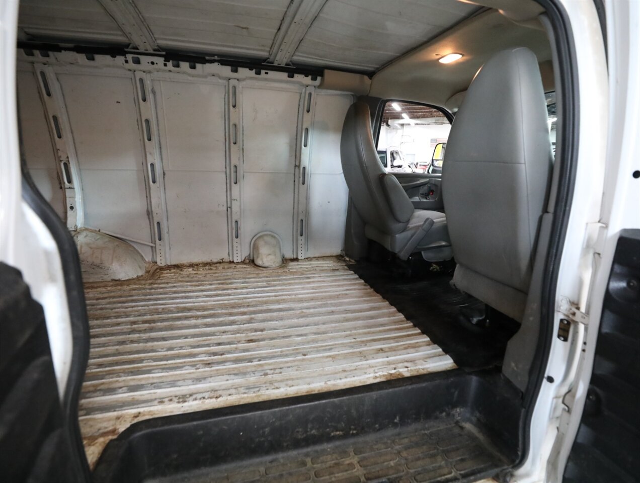 2014 GMC Savana 2500 - Photo 18 - Addison, IL 60101