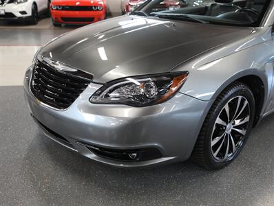 2011 Chrysler 200 S - Photo 3 - Addison, IL 60101