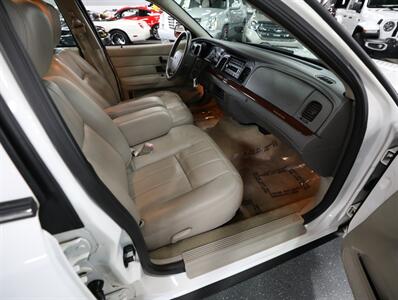 2011 Ford Crown Victoria LX   - Photo 16 - Addison, IL 60101