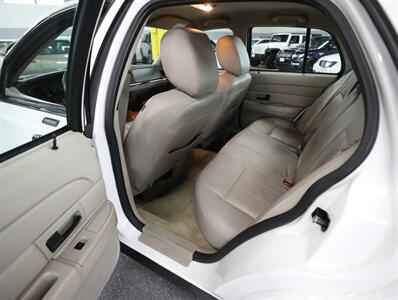 2011 Ford Crown Victoria LX   - Photo 23 - Addison, IL 60101