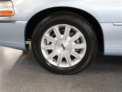 2011 Lincoln Town Car Signature Limited   - Photo 36 - Addison, IL 60101