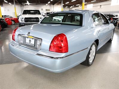 2011 Lincoln Town Car Signature Limited   - Photo 10 - Addison, IL 60101