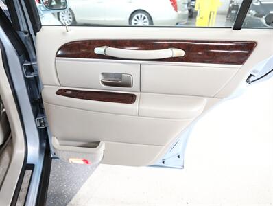 2011 Lincoln Town Car Signature Limited   - Photo 18 - Addison, IL 60101