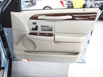 2011 Lincoln Town Car Signature Limited   - Photo 15 - Addison, IL 60101