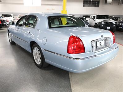 2011 Lincoln Town Car Signature Limited   - Photo 12 - Addison, IL 60101