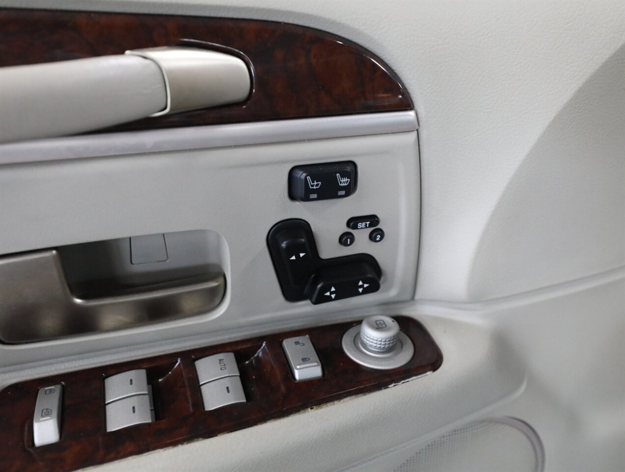 2010 Lincoln Town Car Signature Limited - Photo 27 - Addison, IL 60101