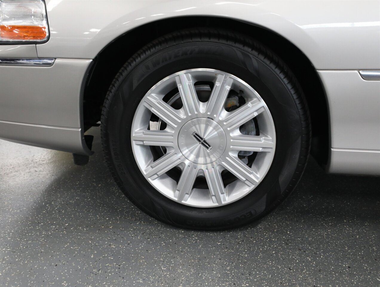 2010 Lincoln Town Car Signature Limited - Photo 36 - Addison, IL 60101