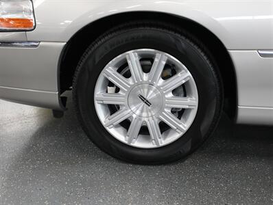2010 Lincoln Town Car Signature Limited   - Photo 36 - Addison, IL 60101