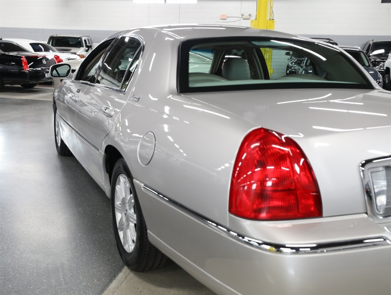 2010 Lincoln Town Car Signature Limited - Photo 13 - Addison, IL 60101