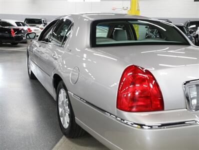 2010 Lincoln Town Car Signature Limited   - Photo 13 - Addison, IL 60101