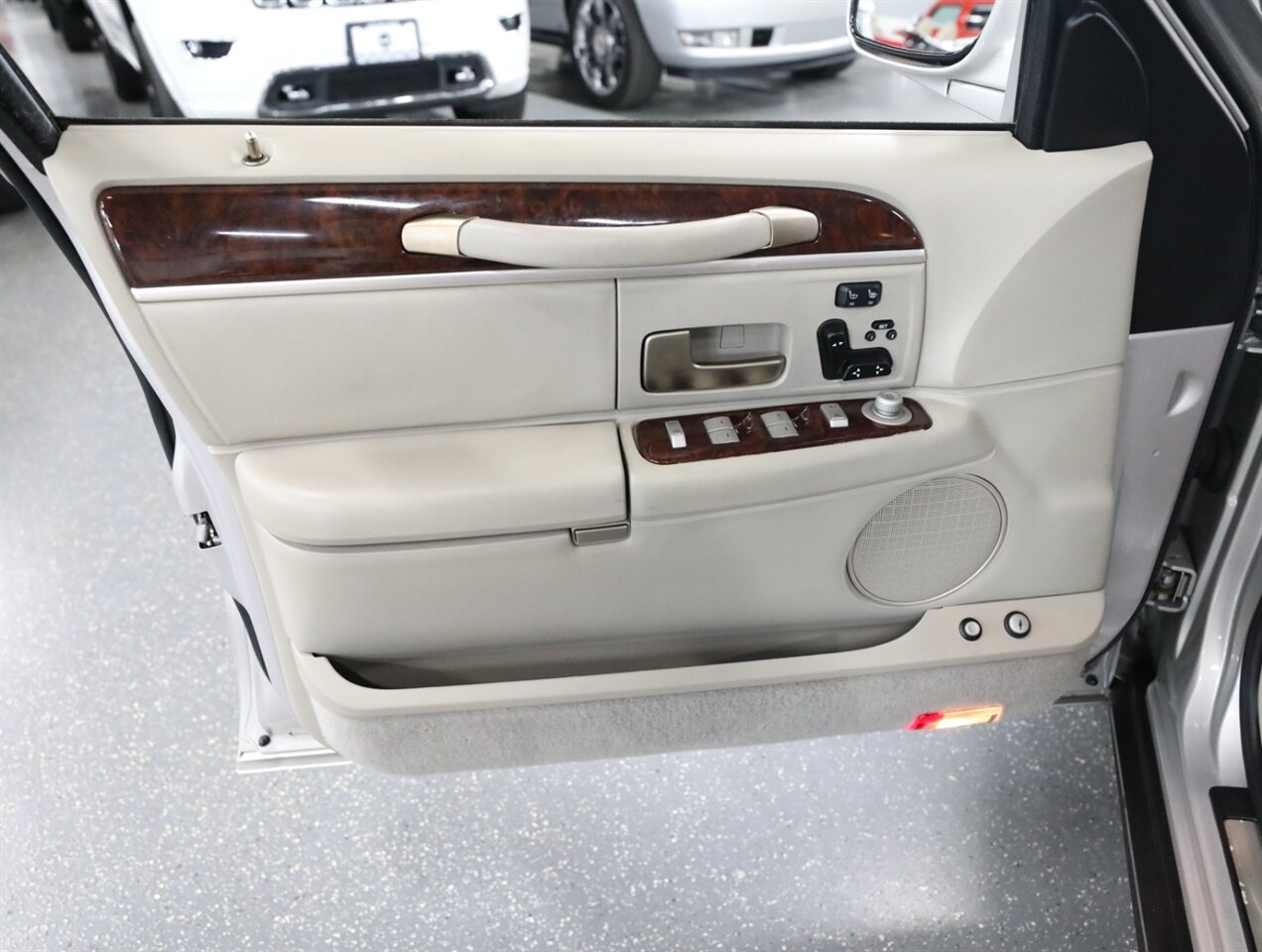 2010 Lincoln Town Car Signature Limited - Photo 26 - Addison, IL 60101