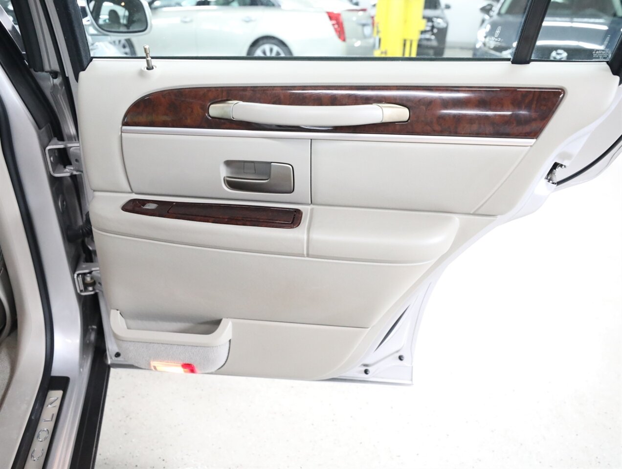 2010 Lincoln Town Car Signature Limited - Photo 18 - Addison, IL 60101