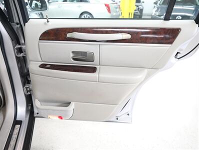 2010 Lincoln Town Car Signature Limited   - Photo 18 - Addison, IL 60101