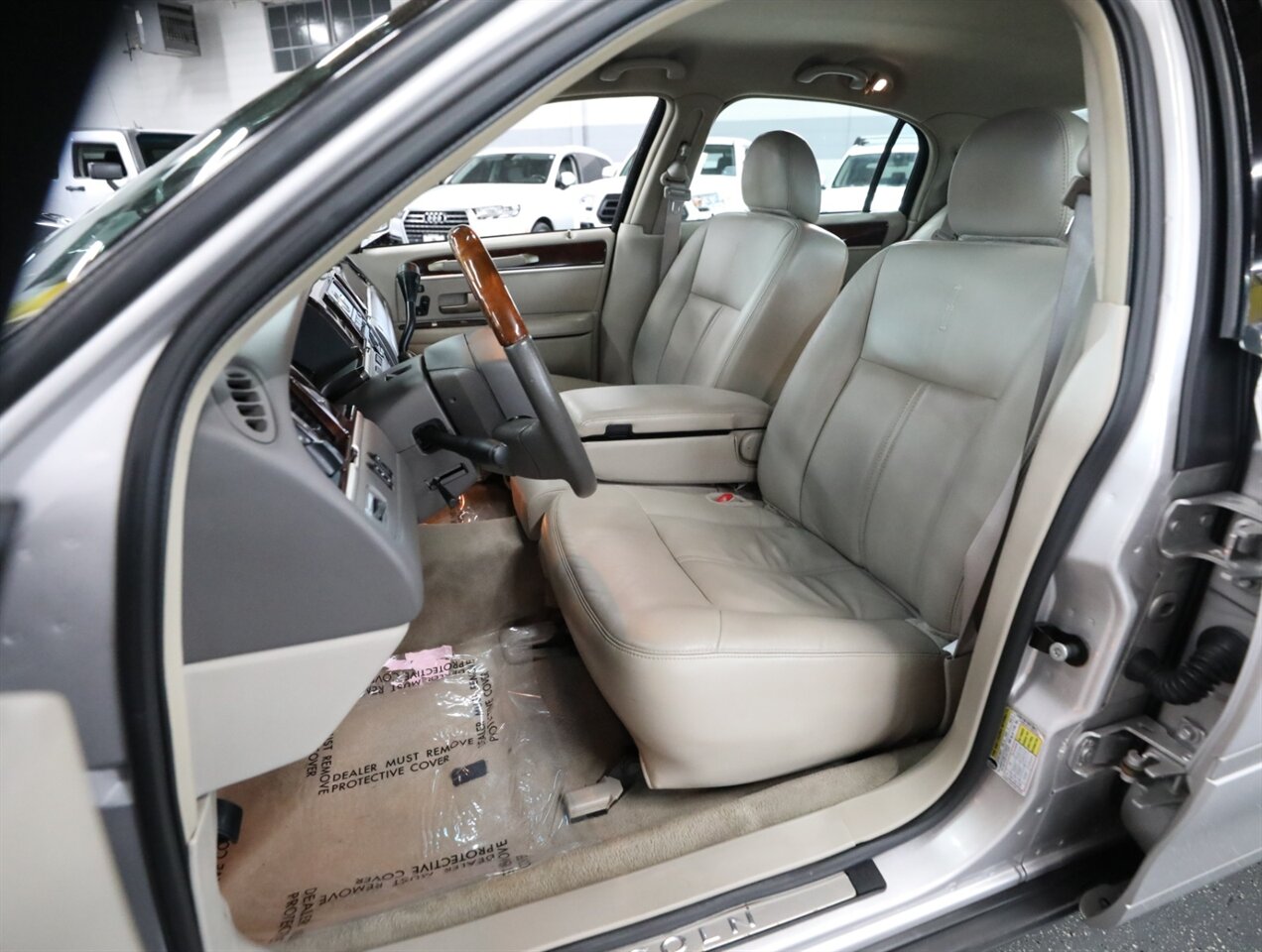 2010 Lincoln Town Car Signature Limited - Photo 29 - Addison, IL 60101