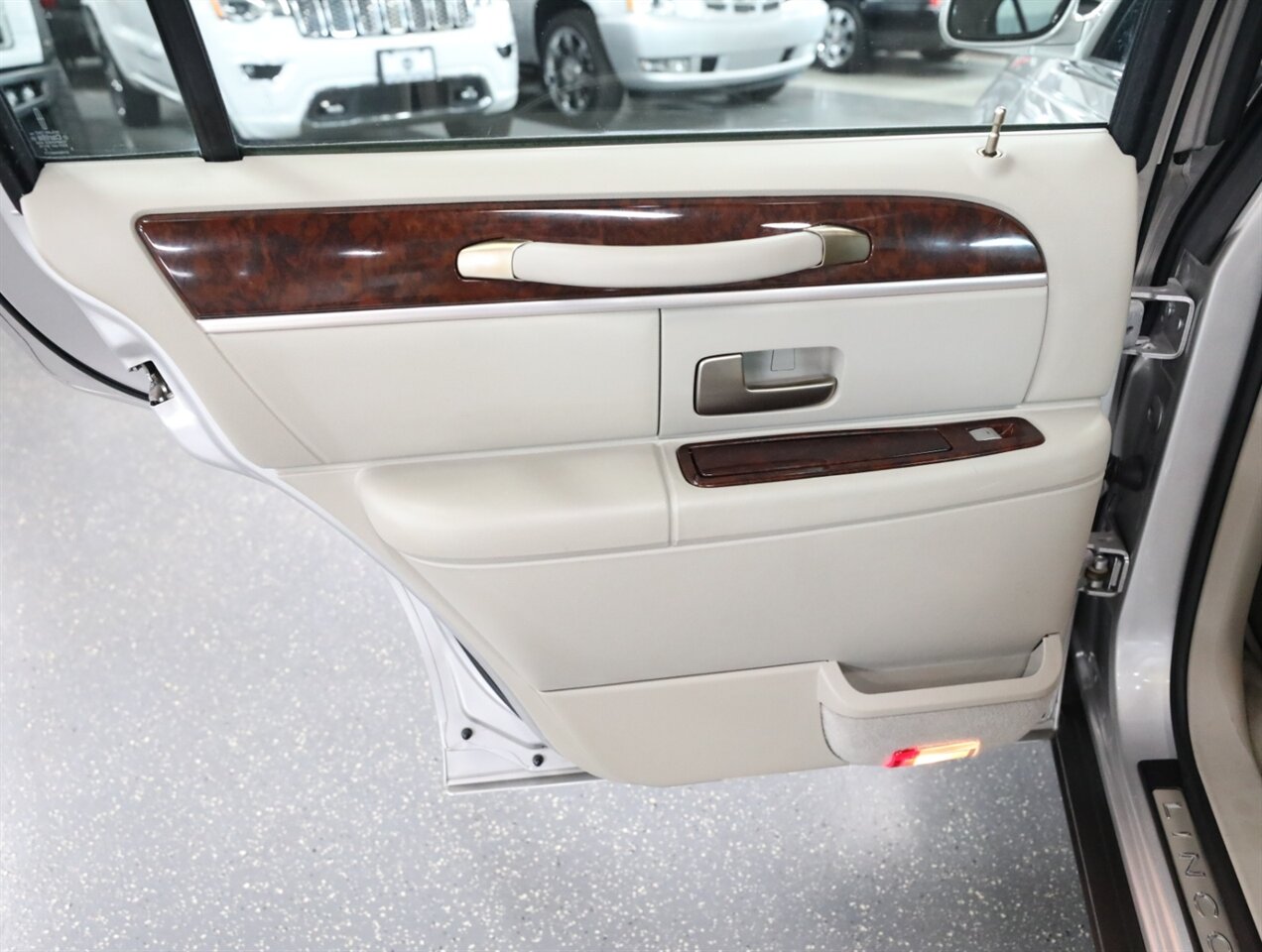 2010 Lincoln Town Car Signature Limited - Photo 22 - Addison, IL 60101