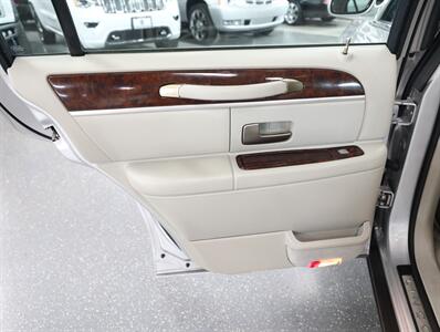 2010 Lincoln Town Car Signature Limited   - Photo 22 - Addison, IL 60101