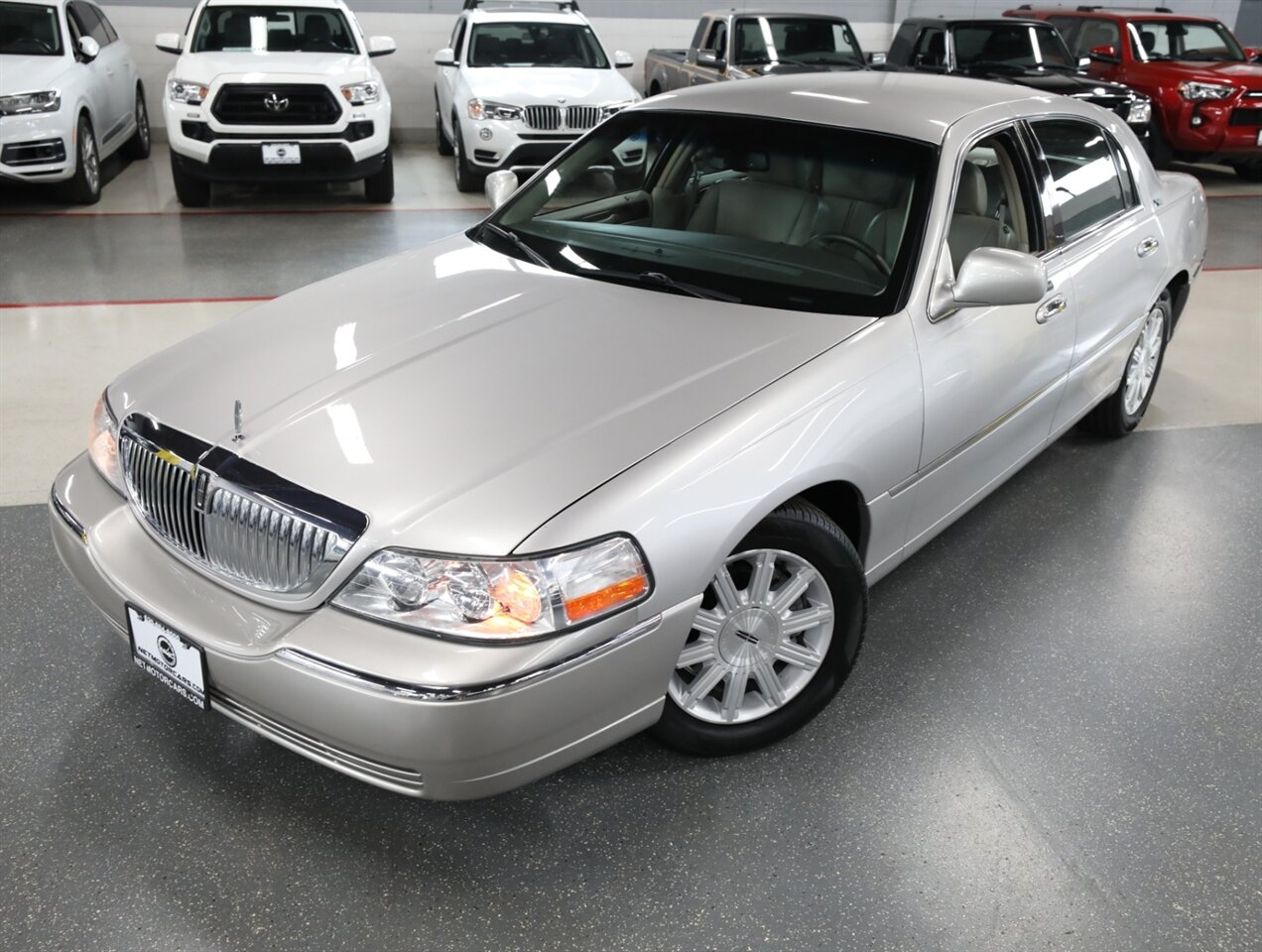 2010 Lincoln Town Car Signature Limited - Photo 2 - Addison, IL 60101