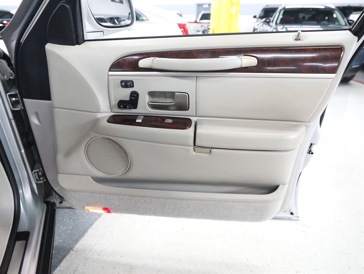 2010 Lincoln Town Car Signature Limited - Photo 15 - Addison, IL 60101
