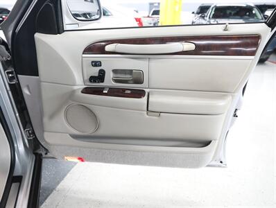 2010 Lincoln Town Car Signature Limited   - Photo 15 - Addison, IL 60101