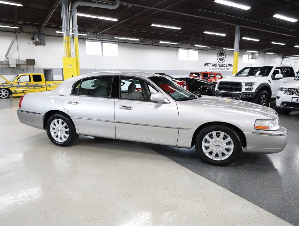 2010 Lincoln Town Car Signature Limited - Photo 8 - Addison, IL 60101