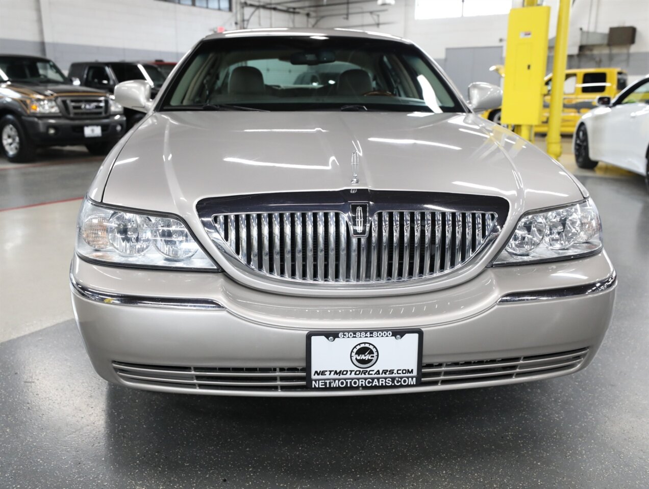 2010 Lincoln Town Car Signature Limited - Photo 6 - Addison, IL 60101