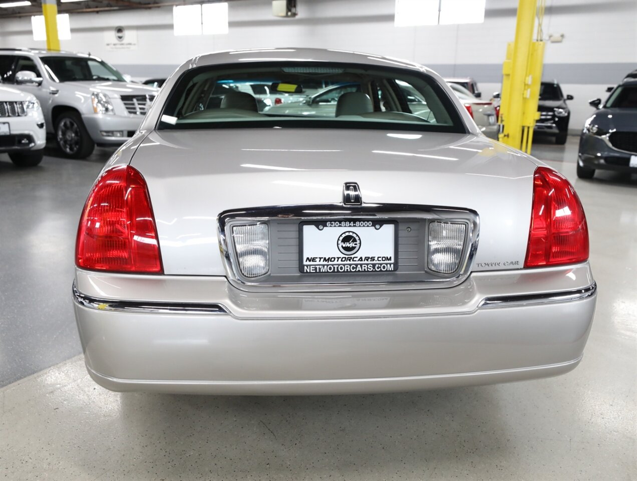 2010 Lincoln Town Car Signature Limited - Photo 11 - Addison, IL 60101