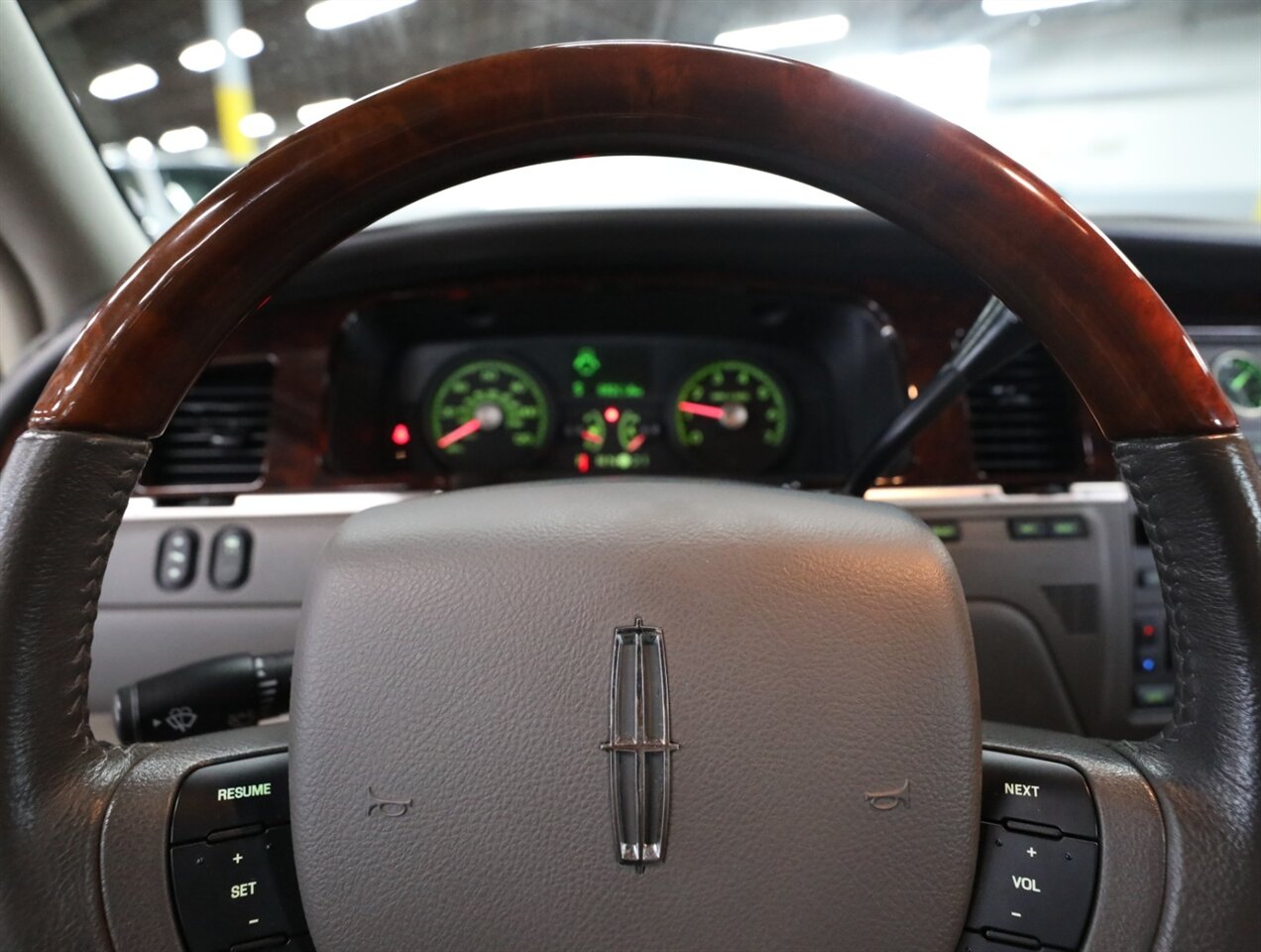 2010 Lincoln Town Car Signature Limited - Photo 31 - Addison, IL 60101