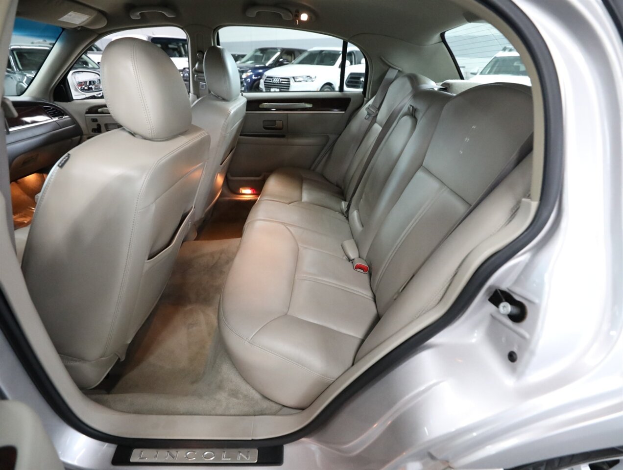 2010 Lincoln Town Car Signature Limited - Photo 24 - Addison, IL 60101