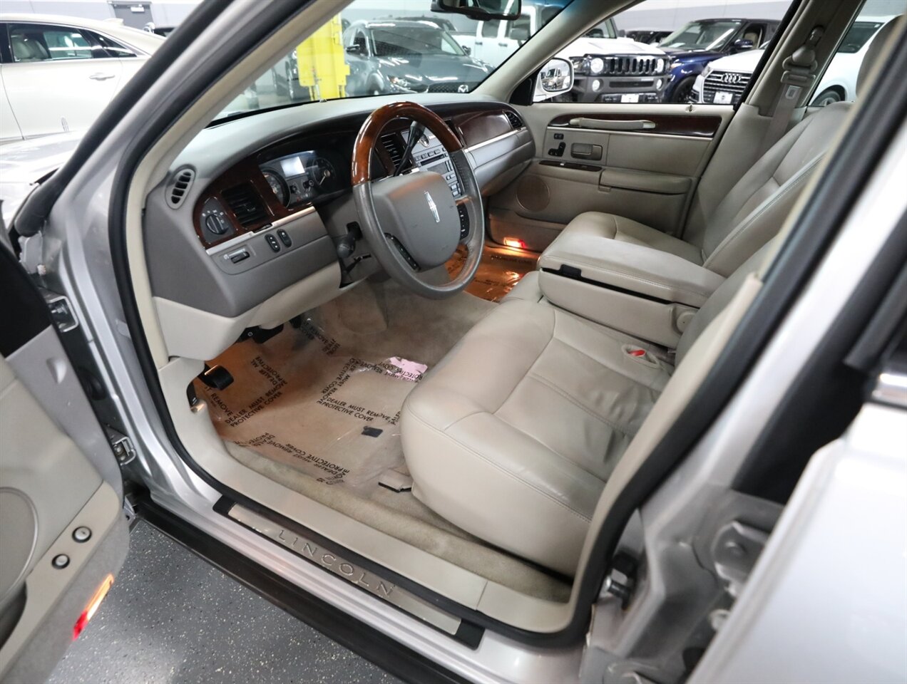 2010 Lincoln Town Car Signature Limited - Photo 28 - Addison, IL 60101