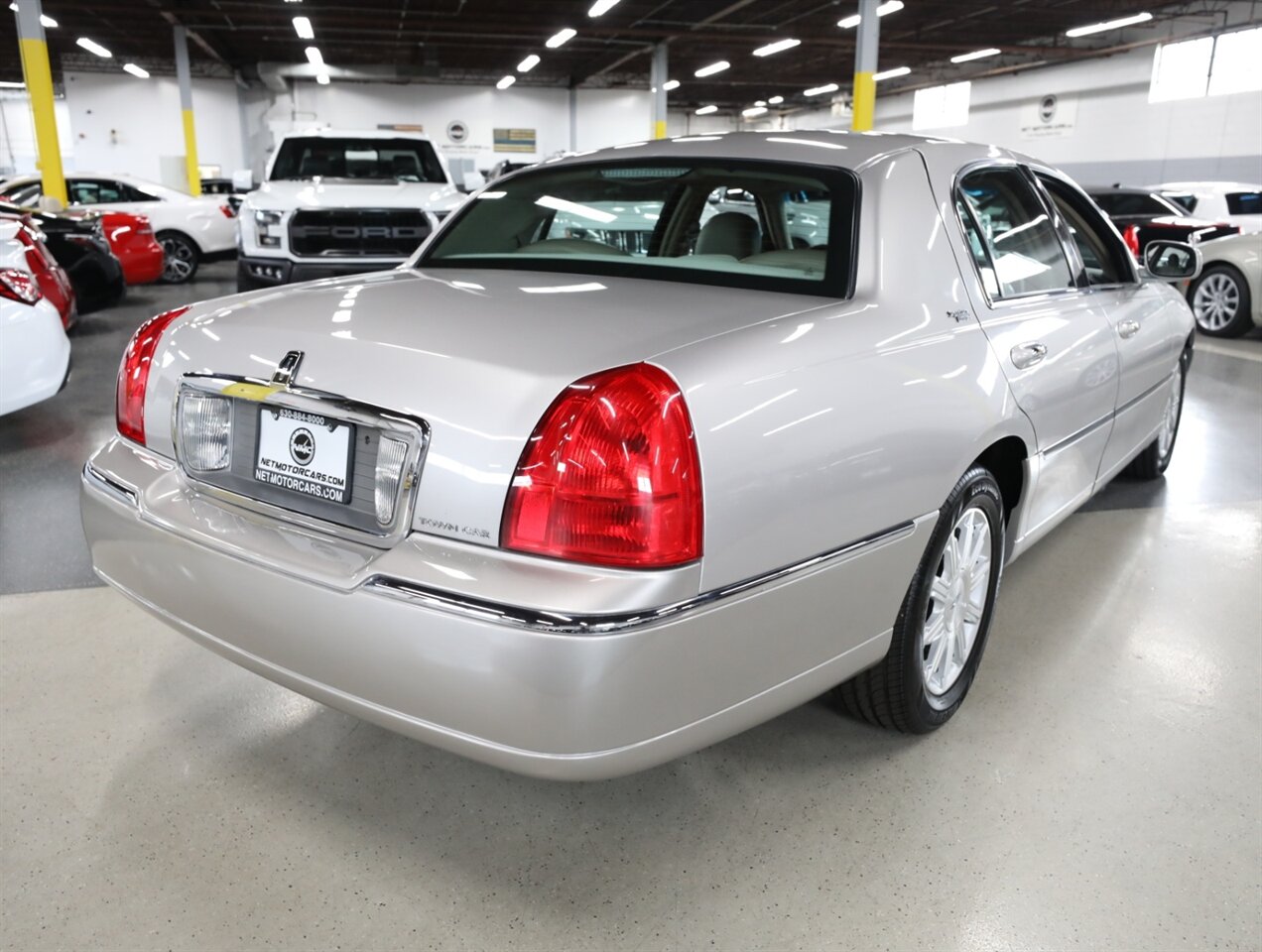 2010 Lincoln Town Car Signature Limited - Photo 10 - Addison, IL 60101