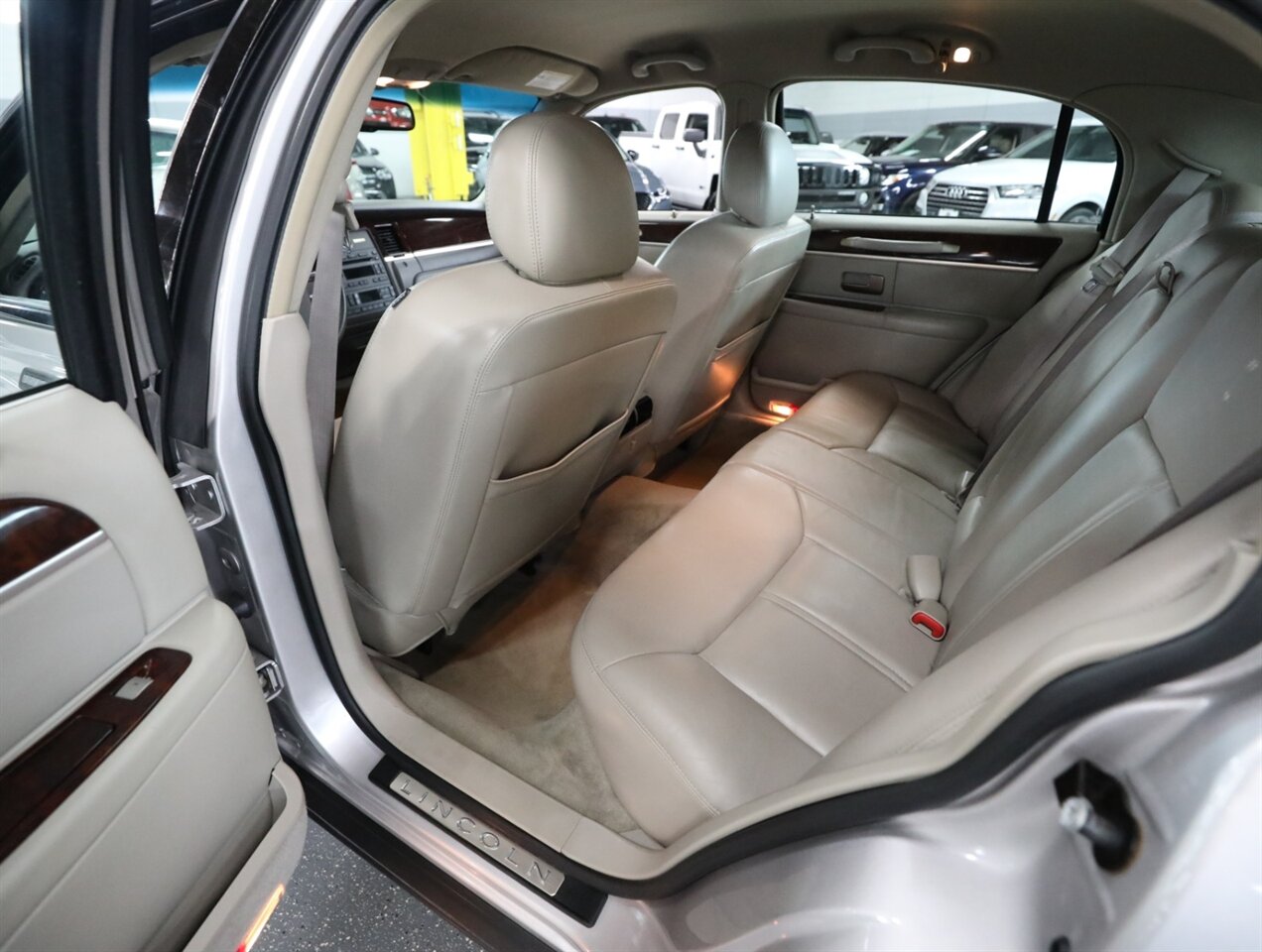 2010 Lincoln Town Car Signature Limited - Photo 23 - Addison, IL 60101